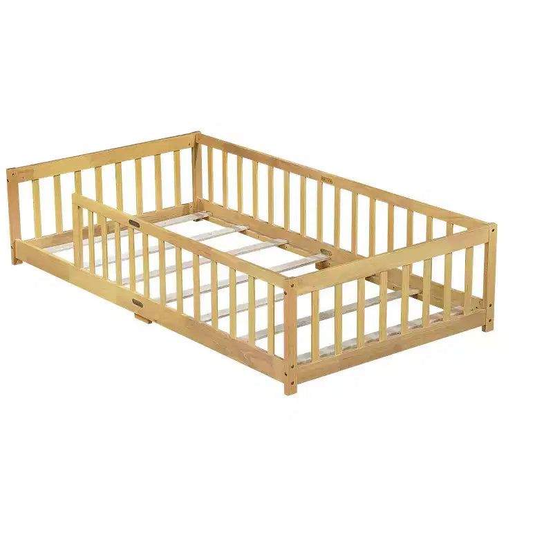 Letto a piattaforma singolo Bellemave con recinzione, struttura letto Montessori in legno massello di gomma per bambini, design a basso profilo con doghe, finitura naturale