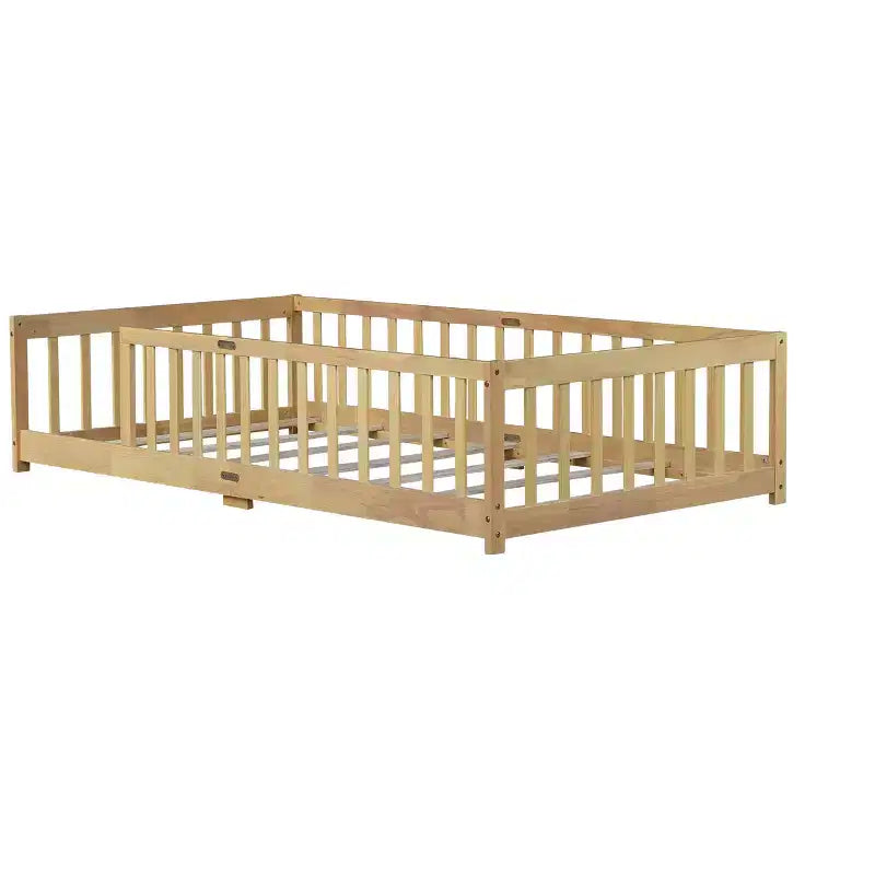 Letto a piattaforma singolo Bellemave con recinzione, struttura letto Montessori in legno massello di gomma per bambini, design a basso profilo con doghe, finitura naturale