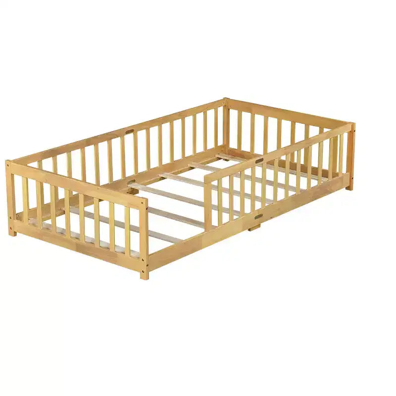 Letto a piattaforma singolo Bellemave con recinzione, struttura letto Montessori in legno massello di gomma per bambini, design a basso profilo con doghe, finitura naturale