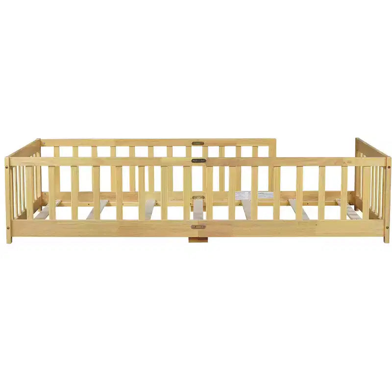 Letto a piattaforma singolo Bellemave con recinzione, struttura letto Montessori in legno massello di gomma per bambini, design a basso profilo con doghe, finitura naturale