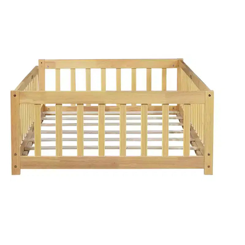 Letto a piattaforma singolo Bellemave con recinzione, struttura letto Montessori in legno massello di gomma per bambini, design a basso profilo con doghe, finitura naturale