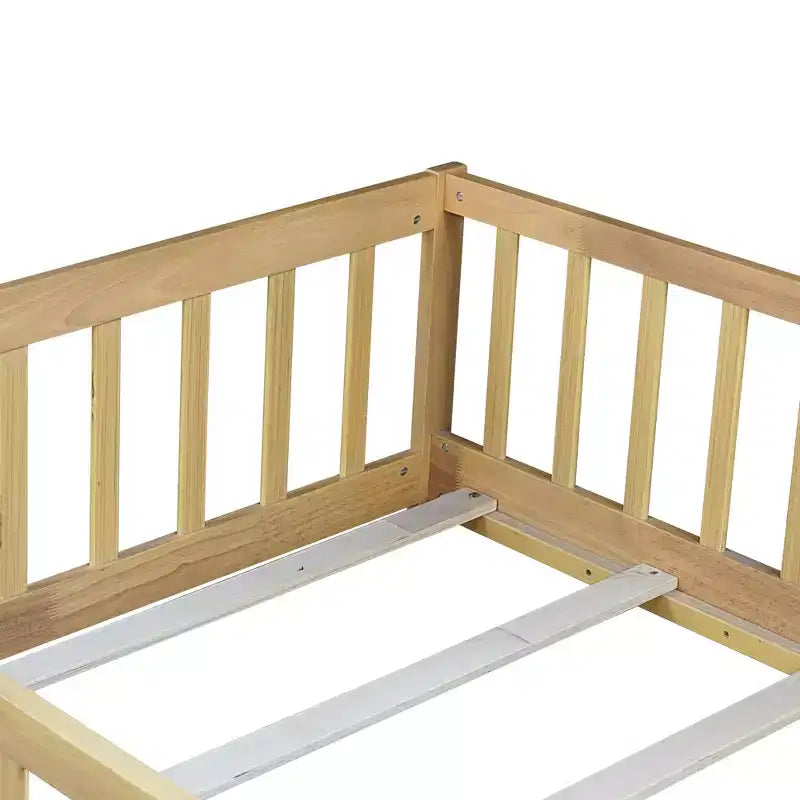 Letto a piattaforma singolo Bellemave con recinzione, struttura letto Montessori in legno massello di gomma per bambini, design a basso profilo con doghe, finitura naturale