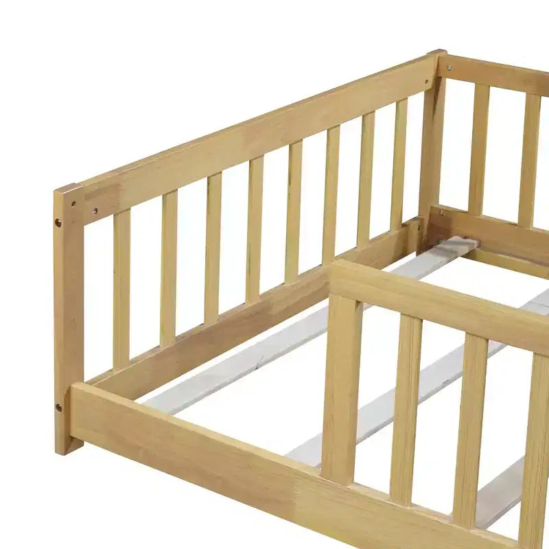 Letto a piattaforma singolo Bellemave con recinzione, struttura letto Montessori in legno massello di gomma per bambini, design a basso profilo con doghe, finitura naturale