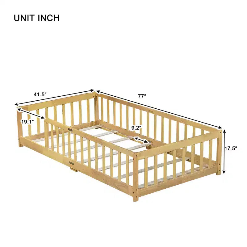 Letto a piattaforma singolo Bellemave con recinzione, struttura letto Montessori in legno massello di gomma per bambini, design a basso profilo con doghe, finitura naturale