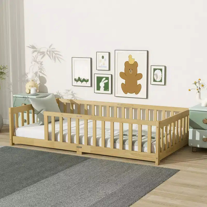 Letto a piattaforma singolo Bellemave con recinzione, struttura letto Montessori in legno massello di gomma per bambini, design a basso profilo con doghe, finitura naturale