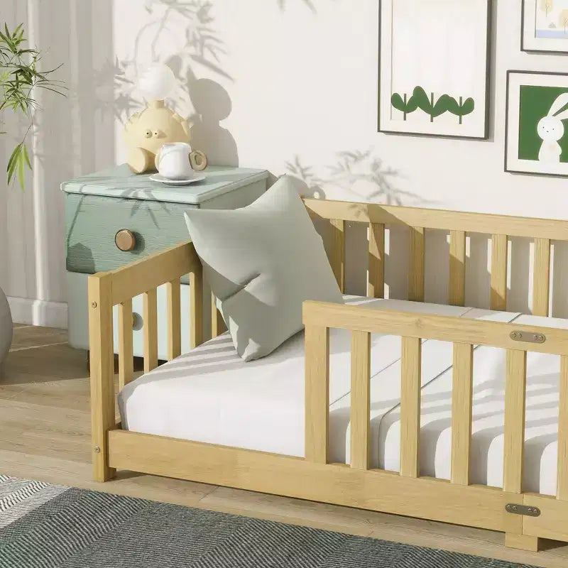 Letto a piattaforma singolo Bellemave con recinzione, struttura letto Montessori in legno massello di gomma per bambini, design a basso profilo con doghe, finitura naturale