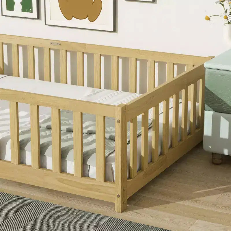 Letto a piattaforma singolo Bellemave con recinzione, struttura letto Montessori in legno massello di gomma per bambini, design a basso profilo con doghe, finitura naturale