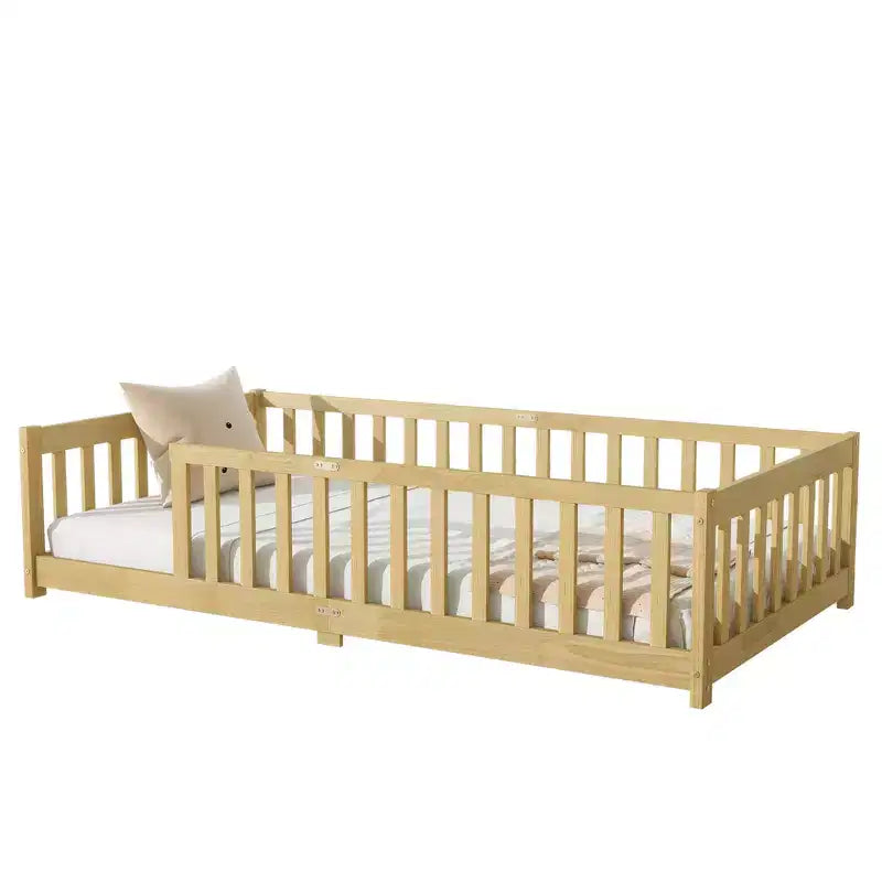 Letto a piattaforma singolo Bellemave con recinzione, struttura letto Montessori in legno massello di gomma per bambini, design a basso profilo con doghe, finitura naturale