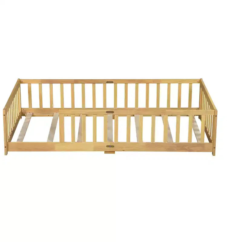 Letto a piattaforma singolo Bellemave con recinzione, struttura letto Montessori in legno massello di gomma per bambini, design a basso profilo con doghe, finitura naturale
