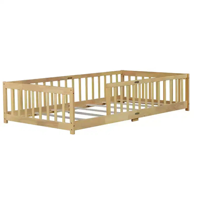 Letto a piattaforma singolo Bellemave con recinzione, struttura letto Montessori in legno massello di gomma per bambini, design a basso profilo con doghe, finitura naturale