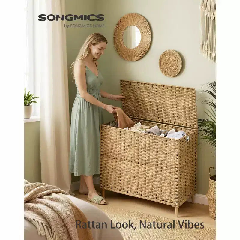 SONGMICS Cesto Portabiancheria con Coperchio, Cesto Portabiancheria in PE Rattan con Fodera Rimovibile, Cesto Portaoggetti, 4 Scomparti, 210 L, Giallo Oca