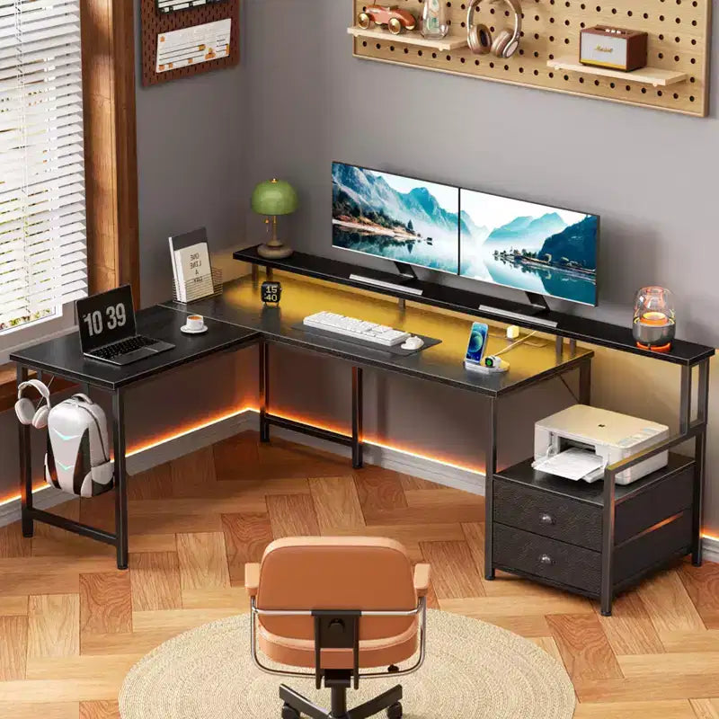 Scrivania da computer a L Qwatto da 66 pollici nera con stazione di ricarica, scrivania da gioco reversibile, luci a LED, 2 cassetti, supporto per monitor, contenitore per ufficio domestico
